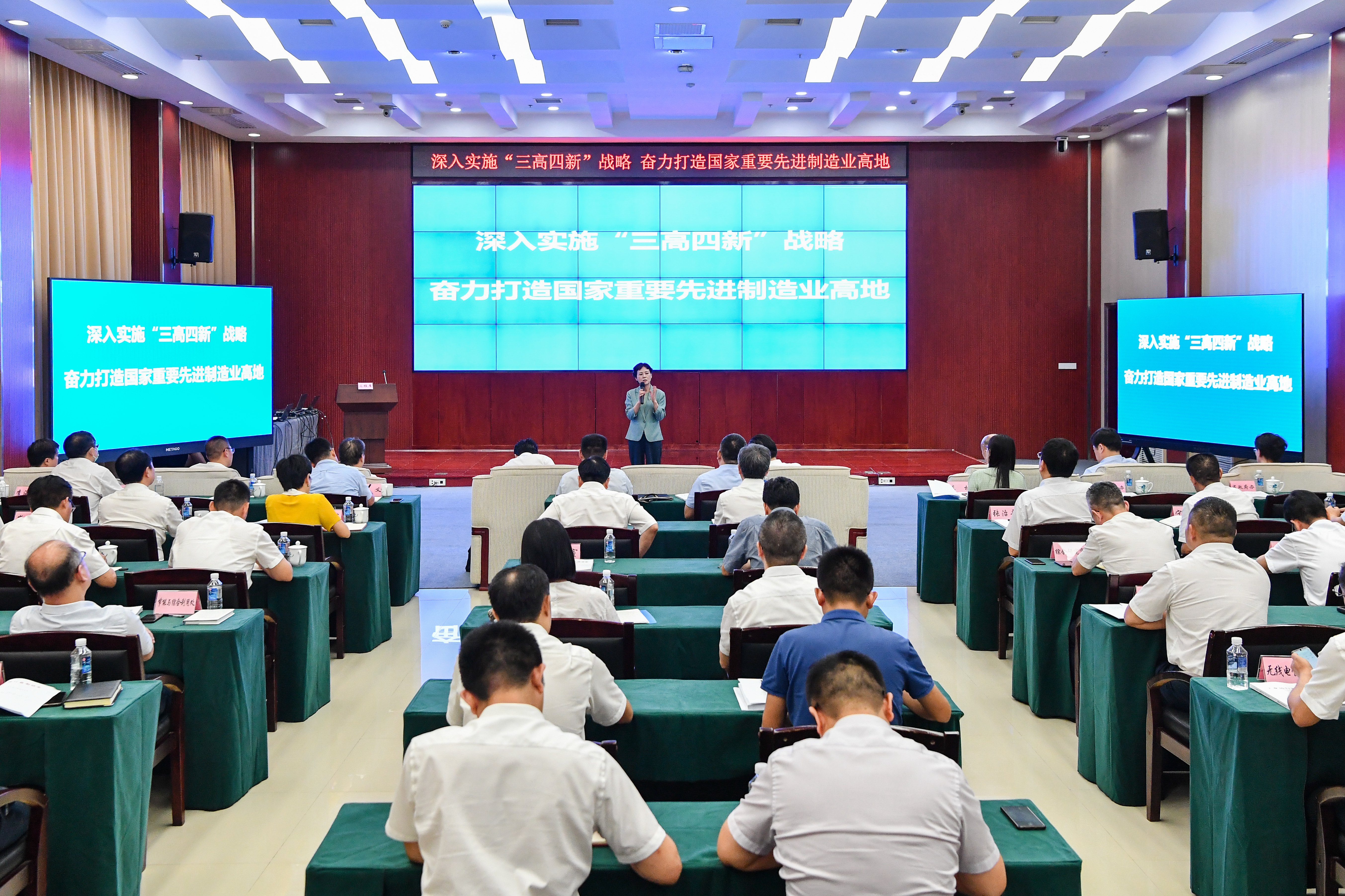 工信部副部长徐晓兰到足球竞彩
调研